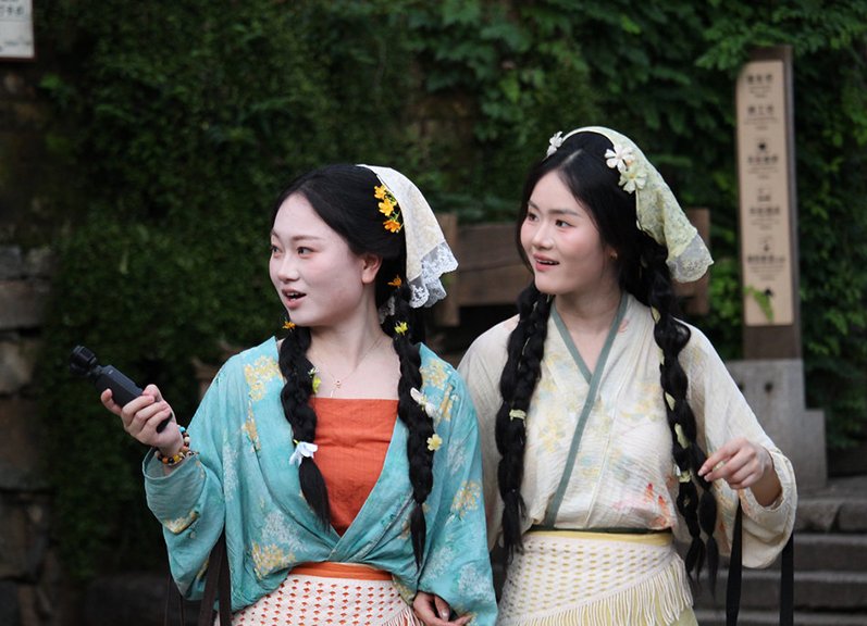 Girls in Huangling